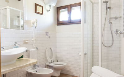 Accommodation:&nbsp;Camera Junior 214
