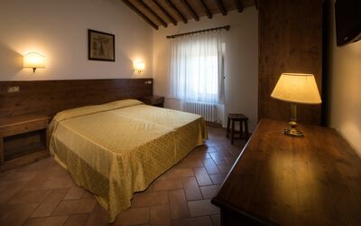 Camera Junior 203B: Room, Bedroom, Bed, Furniture, Property, Bed Sheet, Floor, Interior Design, Bed Frame, Lighting