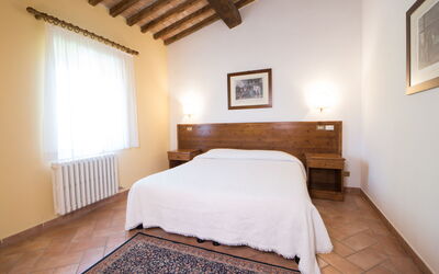 Accommodation:&nbsp;Suite 207
