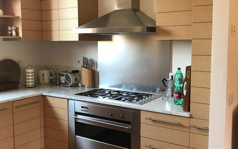 Il Sogno Tra i Vigneti: Countertop, Furniture, Cabinetry, Kitchen Stove, Room, Kitchen, Property, Interior Design, Floor, Major Appliance