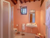 pratale-apartments-chianti-tavernelle-val-di-pesa-farmhouse-bilo-apartment-4-pax-bathroom