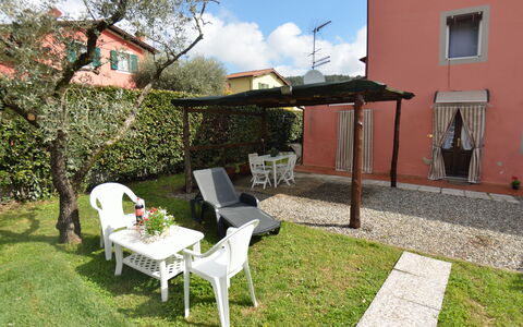 Casa Daniel: Property, House, Cottage, Building, Yard, Backyard, Real Estate, Tree, Grass, Garden