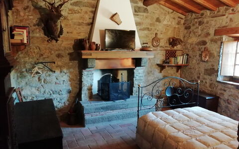 Vignoli: Room, Property, Interior Design, Living Room, Building, Furniture, House, Fireplace, Hearth, Wall