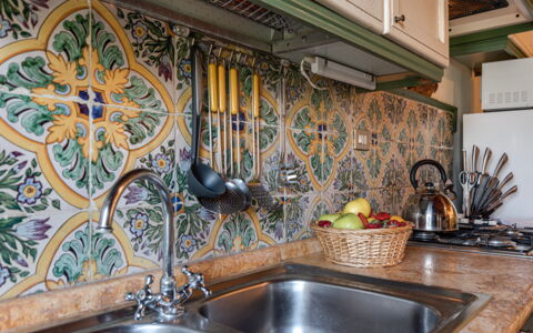 Terrazza e Libreria: Kitchen Sink, Sink, Tap, Property, Countertop, Plumbing Fixture, Wood, Interior Design, Architecture, Kitchen