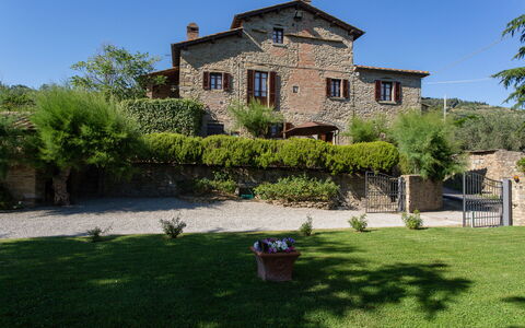 Villa i Cocciai: Property, House, Building, Estate, Grass, Home, Tree, Real Estate, Residential Area, Villa