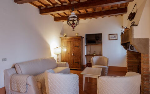 Villa i Cocciai: Room, Property, Furniture, Building, Interior Design, House, Living Room, Ceiling, Real Estate, Table