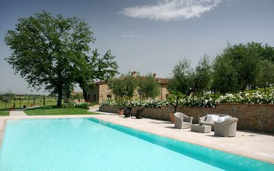 Agriturismo i Grandi di Toscana: Water, Sky, Plant, Cloud, Swimming Pool, Nature, Azure, Tree, Shade, Rectangle
