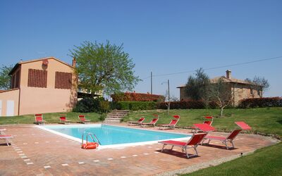 Agriturismo Vallone a Cabbiavoli: Sky, Water, Property, Plant, Swimming Pool, Tree, Building, Shade, Outdoor Furniture, Chair