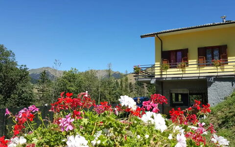 Ai Cuori: Flower, Mountain Range, Garden, Spring, Hill Station, Valley, Landscaping, Yard, Alps