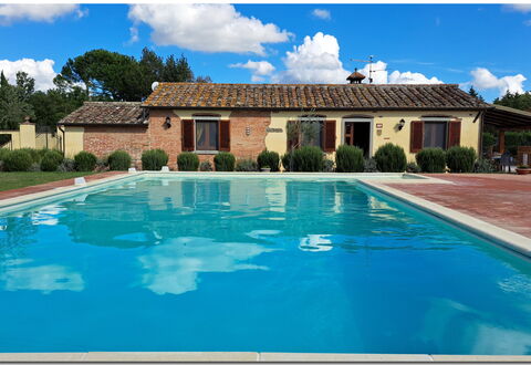 Villetta Di Cortona: Water, Cloud, Plant, Sky, Building, Swimming Pool, Nature, Azure, Window, Chair