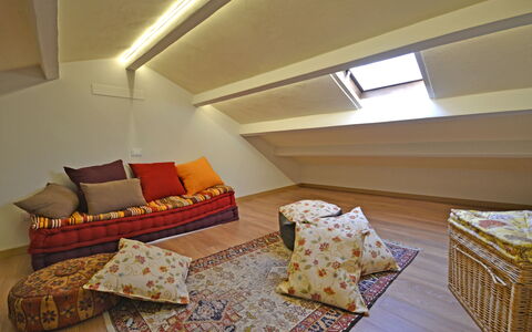 Appartamento Maccari: Room, Property, Furniture, Ceiling, Interior Design, Living Room, Floor, House, Bedroom, Table