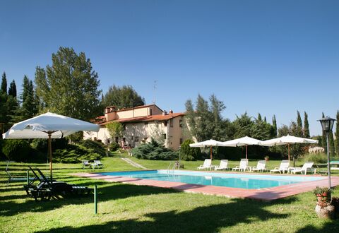 Agriturismo Girasole: Swimming Pool, Resort, Property, Leisure, Shade, Leisure Centre, Real Estate, Building, Estate, House