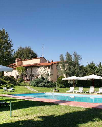 Agriturismo Girasole: Swimming Pool, Resort, Property, Leisure, Shade, Leisure Centre, Real Estate, Building, Estate, House
