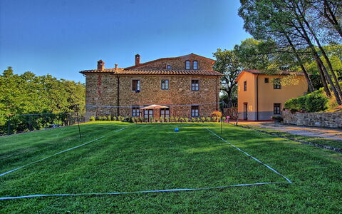 Sole Nel Prato: Grass, Green, Property, Estate, House, Lawn, Building, Sky, Architecture, Home