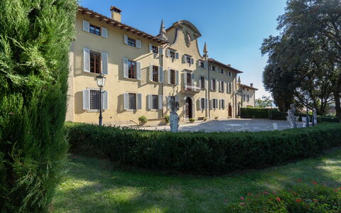 Il Marchese Di Ronta: Property, Estate, Building, Mansion, House, Real Estate, Home, Villa, Stately Home, Manor House