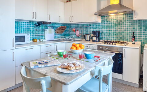 Apartment Mare Bello - Levanto: Room, Kitchen, Property, Countertop, Furniture, Interior Design, Cabinetry, Turquoise, Building, House