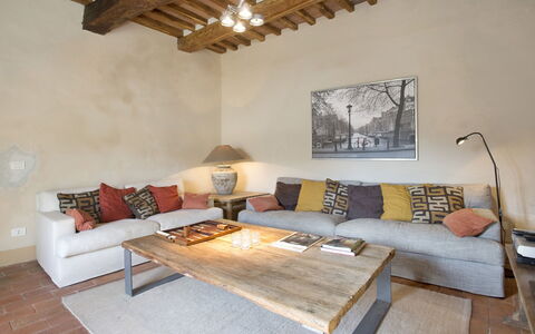 Chiodo: Room, Furniture, Property, Living Room, Interior Design, Table, Floor, Building, House, Wall