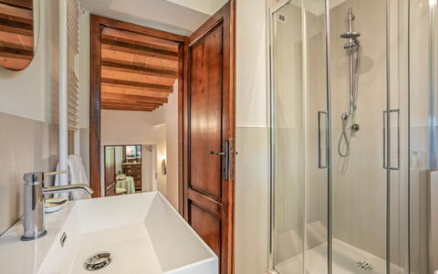 La Fonte: Interior Design, Flooring, Floor, Wood, Plumbing Fixture, Bathroom, Ceiling, Room, Lighting, Plumbing