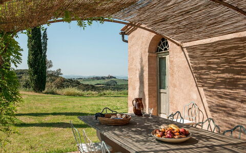Lavacchio 12: Property, Plant, Sky, Wood, Window, Shade, Architecture, Table, Building, Grass