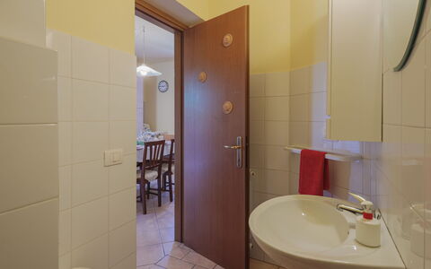 Giuliana: Mirror, Property, Tap, Sink, Plumbing Fixture, Bathroom Sink, Bathroom, Building, Interior Design, Architecture