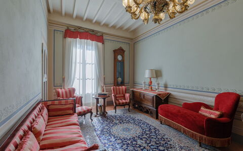 Appartamento Zefferini: Furniture, Property, Picture Frame, Building, Couch, Comfort, Interior Design, Textile, Wood, Table