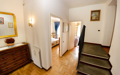 Sinidio: Room, Property, Floor, Building, Wood Flooring, House, Hardwood, Furniture, Interior Design, Real Estate