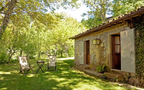Casa Dell'ambasciatore: Grass, Wood, Cottage, Rural Area, Garden, Door, Spring, Lawn, Backyard, Farmhouse