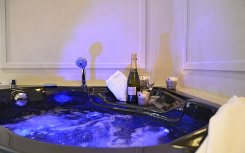 Appartamento Tommasi Fierli: Jacuzzi, Blue, Room, Property, Tap, Bathtub, Water, Plumbing Fixture, Bathroom, Sink