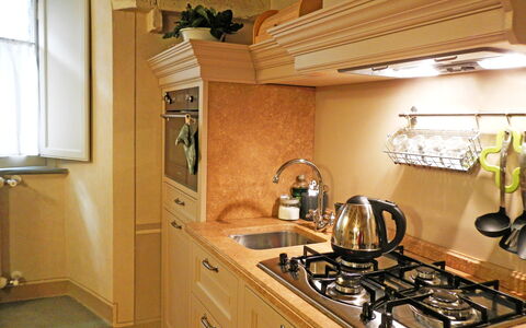 Appartamento Tommasi Fierli: Countertop, Room, Sink, Kitchen, Cabinetry, Property, Furniture, Kitchen Stove, Interior Design, Building