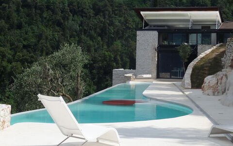 Villetta Farfallina: Property, Swimming Pool, Sunlounger, Outdoor Furniture, Furniture, Leisure, House, Backyard, Building, Landscaping