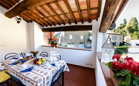 Orto Degli Olivi Proprietà: Property, Building, Room, House, Real Estate, Furniture, Porch, Home, Interior Design, Table