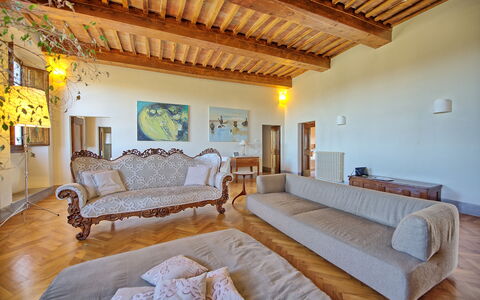 Palazzo Del Capitano: Property, Room, Furniture, Building, Interior Design, Real Estate, House, Living Room, Home, Bedroom