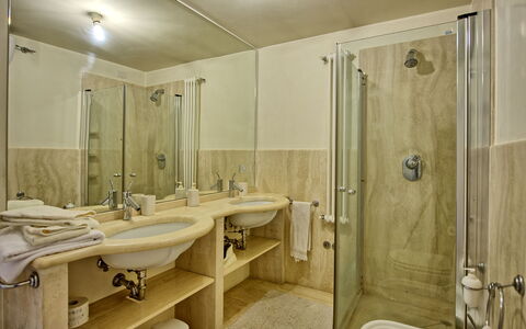 Palazzo Del Capitano: Bathroom, Room, Property, Plumbing Fixture, Interior Design, Wall, Bathroom Accessory, Building, Real Estate, House