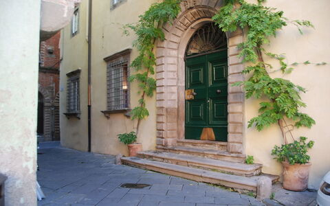 Il Mezzanino: Property, Building, Real Estate, Architecture, Neighbourhood, Facade, House, Arch, Courtyard, Door