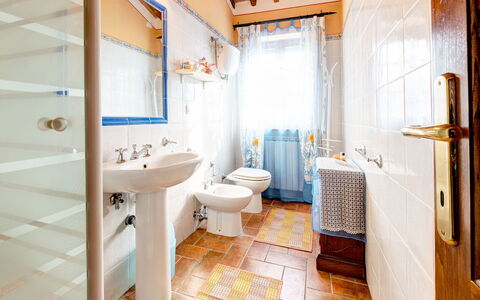 Casale Valdichiana: Bathroom, Property, Room, Interior Design, Building, Real Estate, House, Floor, Furniture, Architecture