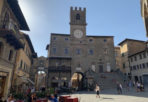 Casa Annateresa: Town, City, Public Space, Human Settlement, Town Square, Building, Architecture, Tourism, Medieval Architecture, Street