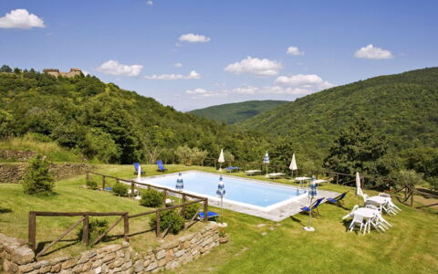 Villa Il Biancospino: Cloud, Sky, Water, Plant, Mountain, Swimming Pool, Natural Landscape, Tree, Highland, Leisure