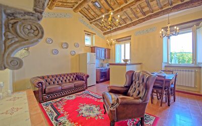 Foco: Room, Interior Design, Floor, Wood, Flooring, Ceiling, Furniture, Couch, Interior Design, Living Room