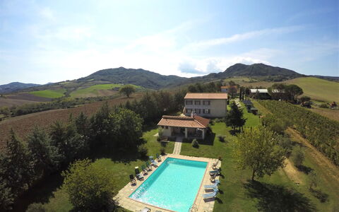 Agriturismo Le Selvole: Sky, Water, Cloud, Property, Plant, Building, Mountain, Tree, Land Lot, Body Of Water