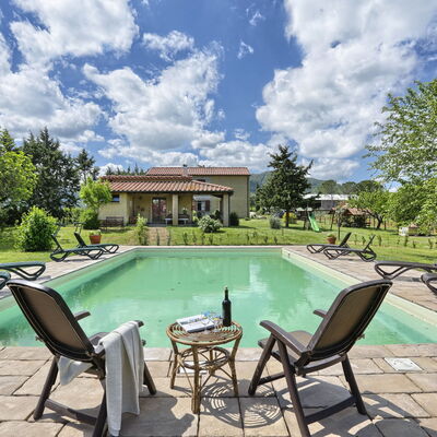 Agriturismo Le Selvole: Cloud, Water, Sky, Furniture, Swimming Pool, Plant, Nature, Tree, Table, Shade