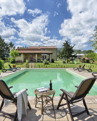 Agriturismo Le Selvole: Cloud, Water, Sky, Furniture, Swimming Pool, Plant, Nature, Tree, Table, Shade