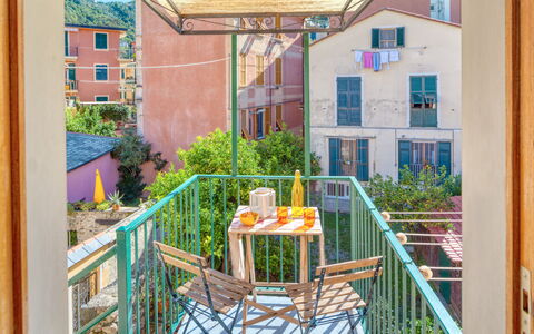 Luigina - Levanto: Neighbourhood, Real Estate, Residential Area, Home, House, Balcony, Porch, Paint, Backyard