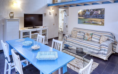 Appartamento Ivana - Levanto: Room, Interior Design, Table, Furniture, Couch, Television Set, Living Room, Home, Flat Panel Display