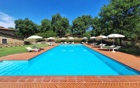 Agriturismo L'incrociata: Swimming Pool, Resort, Eco Hotel, Hacienda, Estate, Hotel, Shade, Villa, Outdoor Furniture, Landscaping