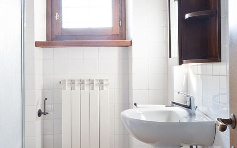 Villa Miravalle: Mirror, Sink, Plumbing Fixture, Property, Bathroom Sink, Tap, White, Bathroom, Purple