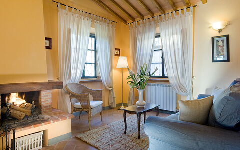 Cottage Capanna: Picture Frame, Furniture, Property, Table, Couch, Building, Window, Houseplant, Wood, Comfort