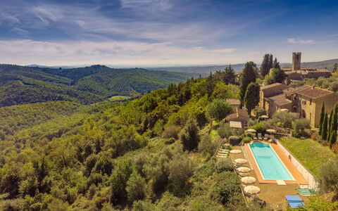 Borgo San Vincenti: Cloud, Sky, Plant, Natural Landscape, Tree, Mountain, Landscape, Horizon, Grass, Cumulus