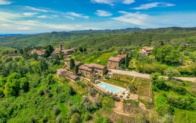 Borgo San Vincenti: Cloud, Plant, Sky, Green, Mountain, Azure, Natural Landscape, Tree, Vegetation, Plain