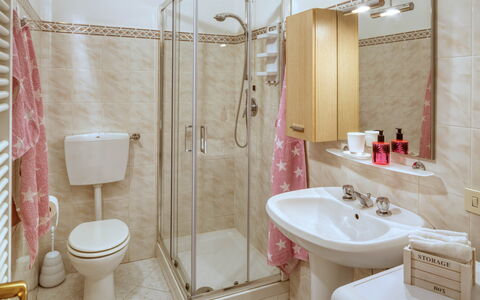 Studio Paola - Levanto: Brown, Mirror, Tap, Plumbing Fixture, Bathroom Sink, Sink, Property, Photograph, White, Building