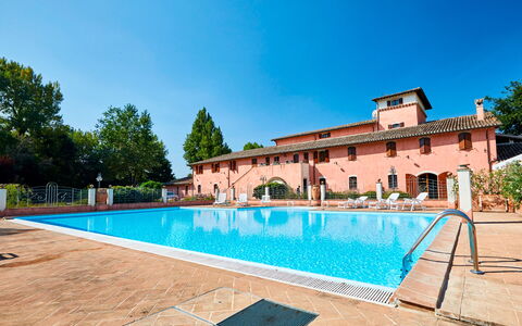Agriturismo Il Molino Di Uncinano: Water, Sky, Plant, Property, Swimming Pool, Azure, Building, Rectangle, Tree, Architecture
